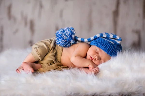 Niño recién nacido durmiendo en sombrero azul —  Fotos de Stock