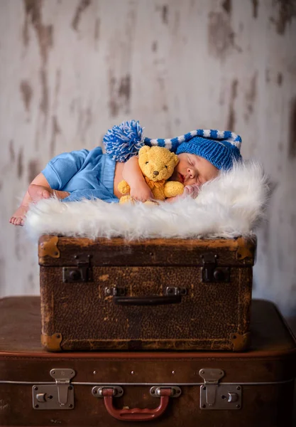 Fotografía del recién nacido de 2 semanas de edad bebé dormido en suave esponjoso —  Fotos de Stock