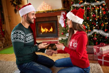 Genç kadın adamdan hediye almak 