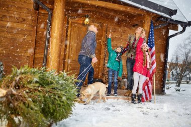 Mutlu aile ile Noel ağacı karlı gün