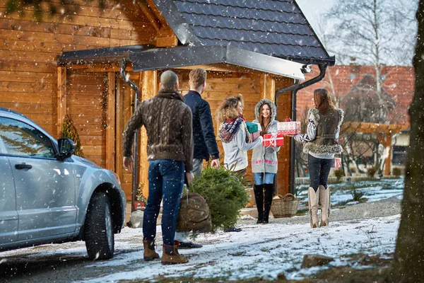 Friends on mountain preparing house for New Year eve — Stock Photo, Image