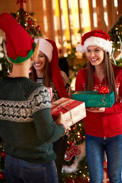 Dar regalos para Navidad — Foto de Stock