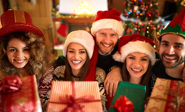 Persone sorridenti per Natale — Foto Stock