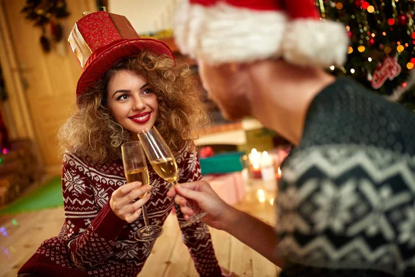 Kvinna som grillas med glas vin med pojkvän i julklapp — Stockfoto