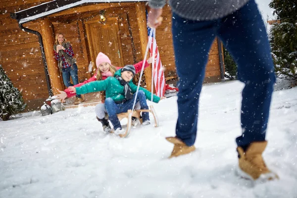 Familie genießt im Winterurlaub — Stockfoto