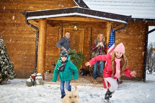 Familie, jeugd, seizoen, feestdagen en mensen concept — Stockfoto