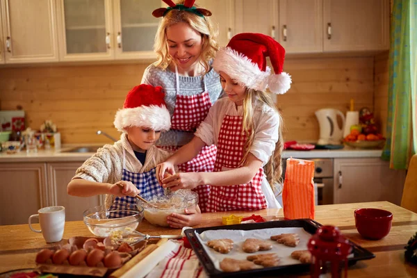 Niños y madre disfrutando en la preparación de galletas de Navidad — Foto de Stock