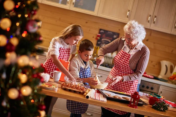 Niños y abuela preparando galletas de Navidad — Foto de Stock