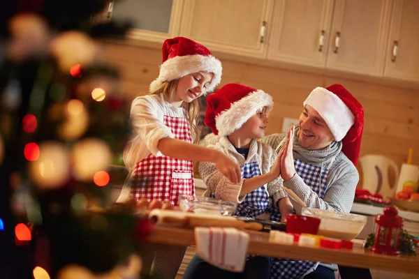 Vater und Kinder bereiten Weihnachtsplätzchen zu — Stockfoto