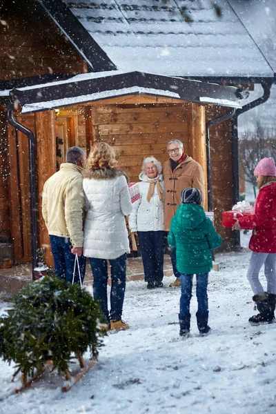 가족, 공휴일, 계절 및 사람들 개념-크리스마스에 환영 — 스톡 사진