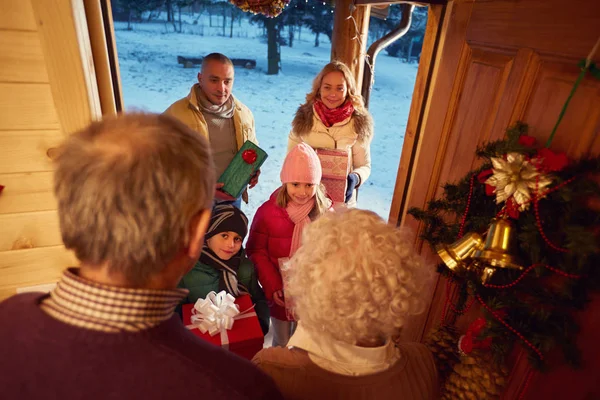 Lycklig familj leverera presenterar vid jul — Stockfoto