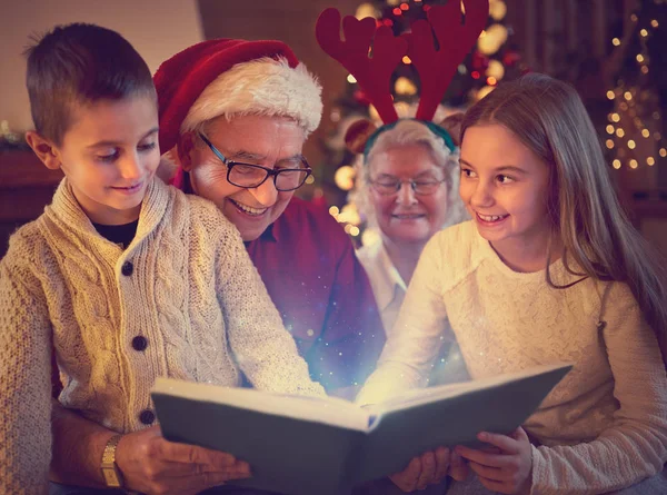 Бабусі і дідусі читають різдвяну книгу — стокове фото