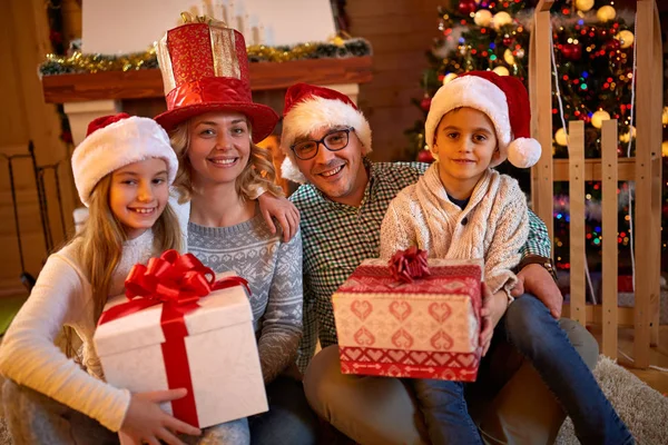 Familie mit Geschenken zu Weihnachten — Stockfoto