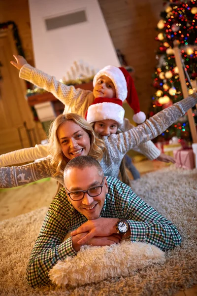 Ambiente navideño en familia feliz en Navidad — Foto de Stock