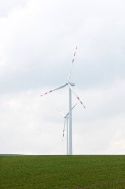 alan üzerinde rüzgar türbinleri