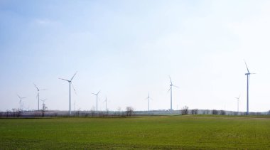 Yel değirmenleri ile santral istasyonu