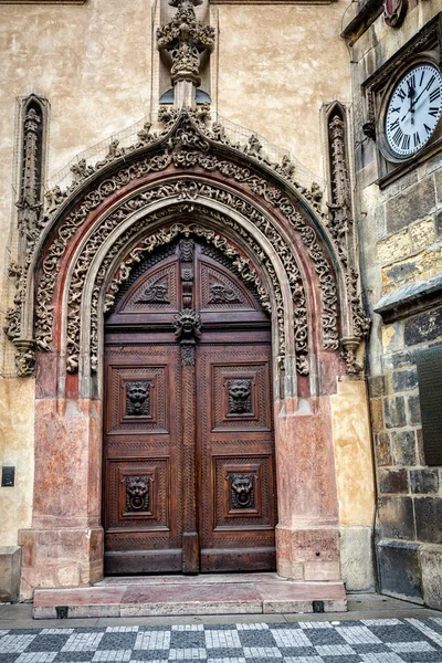 Παλιά πύλη σε στυλ μπαρόκ στην Πράγα — Φωτογραφία Αρχείου