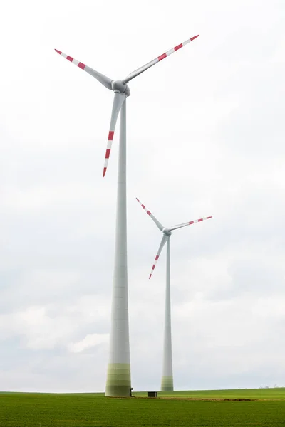 Ветряные турбины на ферме — стоковое фото