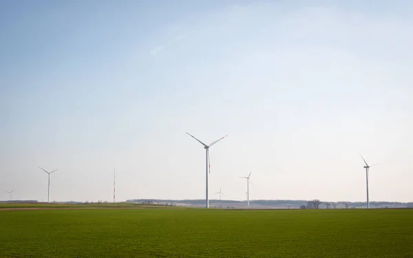 大自然中的风力涡轮机 — 图库照片