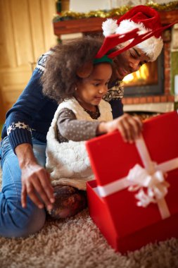 Tatlı küçük kız Noel Baba tur hediyesini seçme