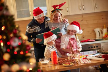 Aile Noel kurabiyesi hazırlanıyor zevk