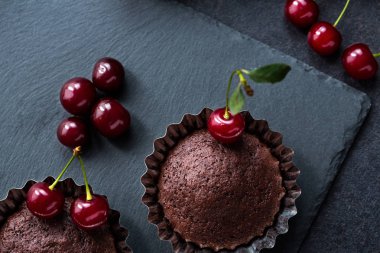 cherry ile çikolatalı kek