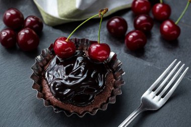 Muffin eritilmiş çikolata ile