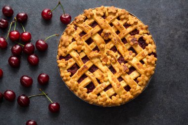 Masanın üzerine ev yapımı vişneli tart