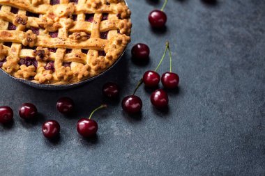 geleneksel kirazlı turta ve taze kiraz üst görüntüleme