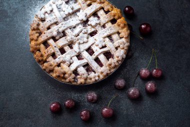 pudra şekeri ve taze kiraz ile ev yapımı vişneli tart