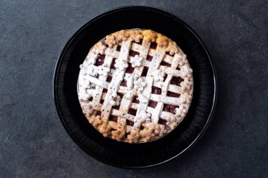 Kiraz, krema şeker plaka ile lezzetli pasta