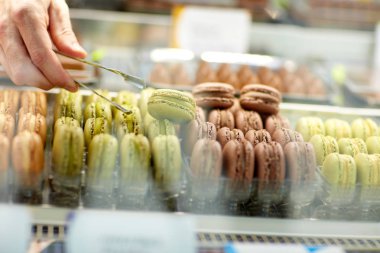 Fıstıklı macaron vitrin alarak