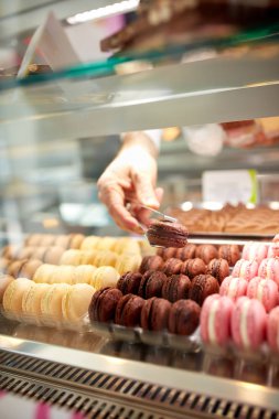 Renkli macarons ile vitrin