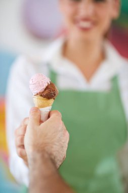 Müşteri el dondurma ile yakın çekim 