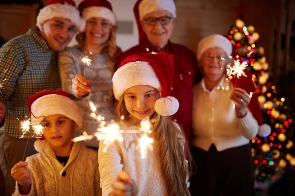 Familia feliz con bengalas celebrar la Navidad — Foto de Stock