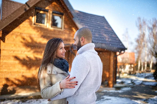 Закохана пара перед гірським будинком — стокове фото