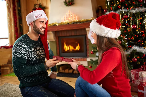 Menina dá presente de Natal ao namorado — Fotografia de Stock