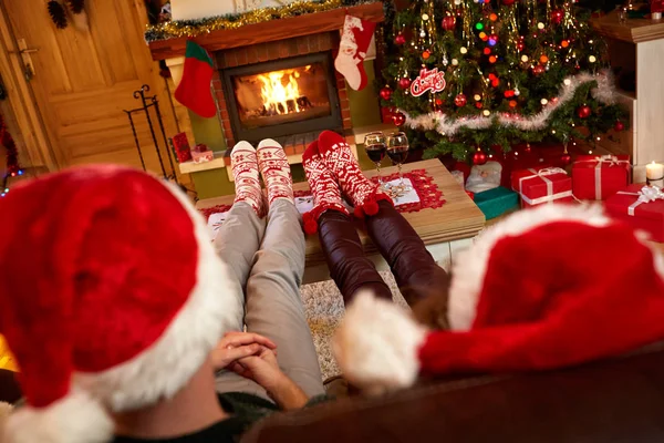 Paar in kerst sokken, achteraanzicht — Stockfoto