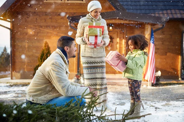 Liten flicka fick julklappar från föräldrar — Stockfoto