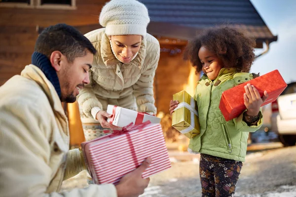 Afro parents américains donnent à leur petite fille un cadeau de Noël — Photo