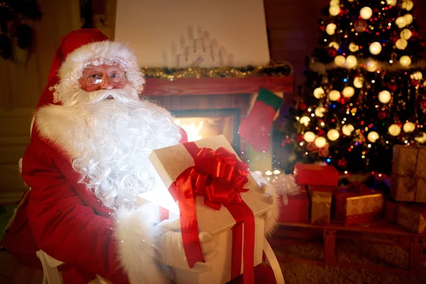 Papai Noel abrir um presente mágico para você — Fotografia de Stock