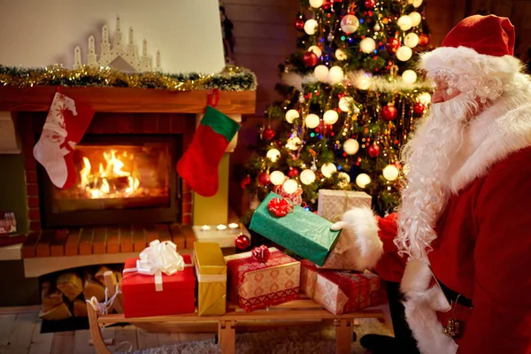 Papá Noel trajo regalos para Navidad. — Foto de Stock