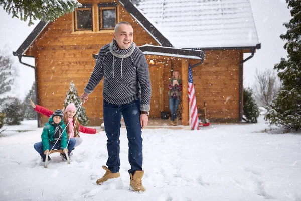 Kinder rodeln mit dem Vater — Stockfoto