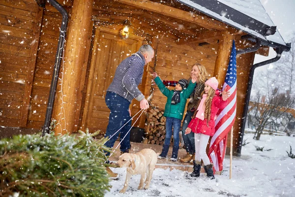 Familia feliz con árbol de Navidad — Foto de Stock