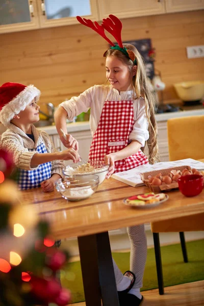 Niños sonrientes preparando galletas de Navidad — Foto de Stock