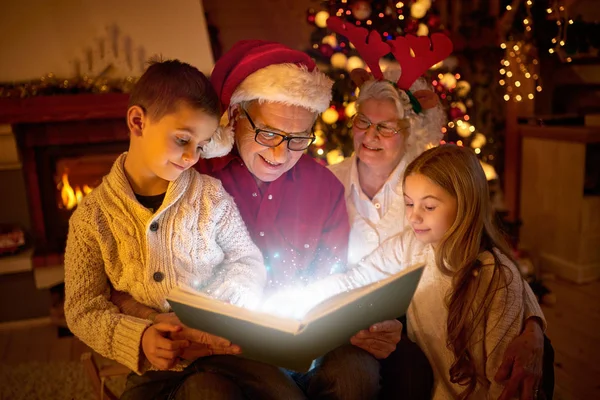 Різдвяна сімейна книга для читання — стокове фото