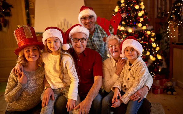 Familia feliz con regalos en Navidad — Foto de Stock