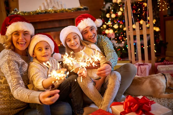Familia con bengalas celebrando la Navidad — Foto de Stock