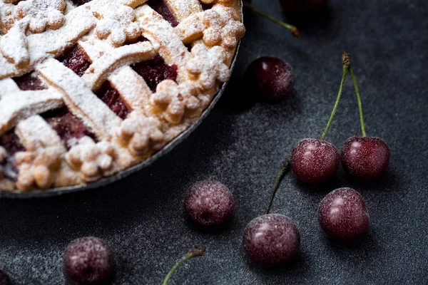 Tarte traditionnelle aux cerises, sucre glace — Photo