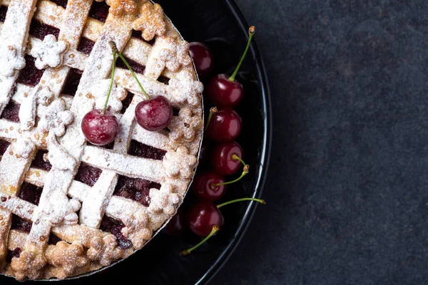 Tarte américaine aux cerises, sucre glace dans l'assiette — Photo